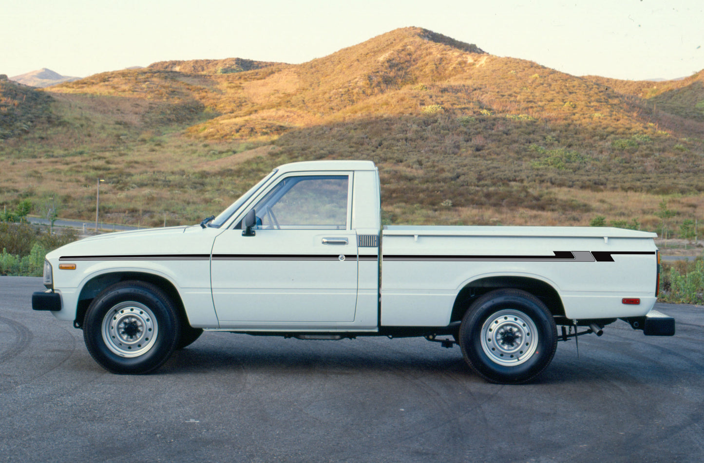 EMERALD BODY DECAL KIT : TOYOTA HILUX (1978-1983)