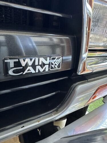 TWIN CAM RESIN-COATED GRILLE EMBLEM : 80-SERIES TOYOTA LAND CRUISER