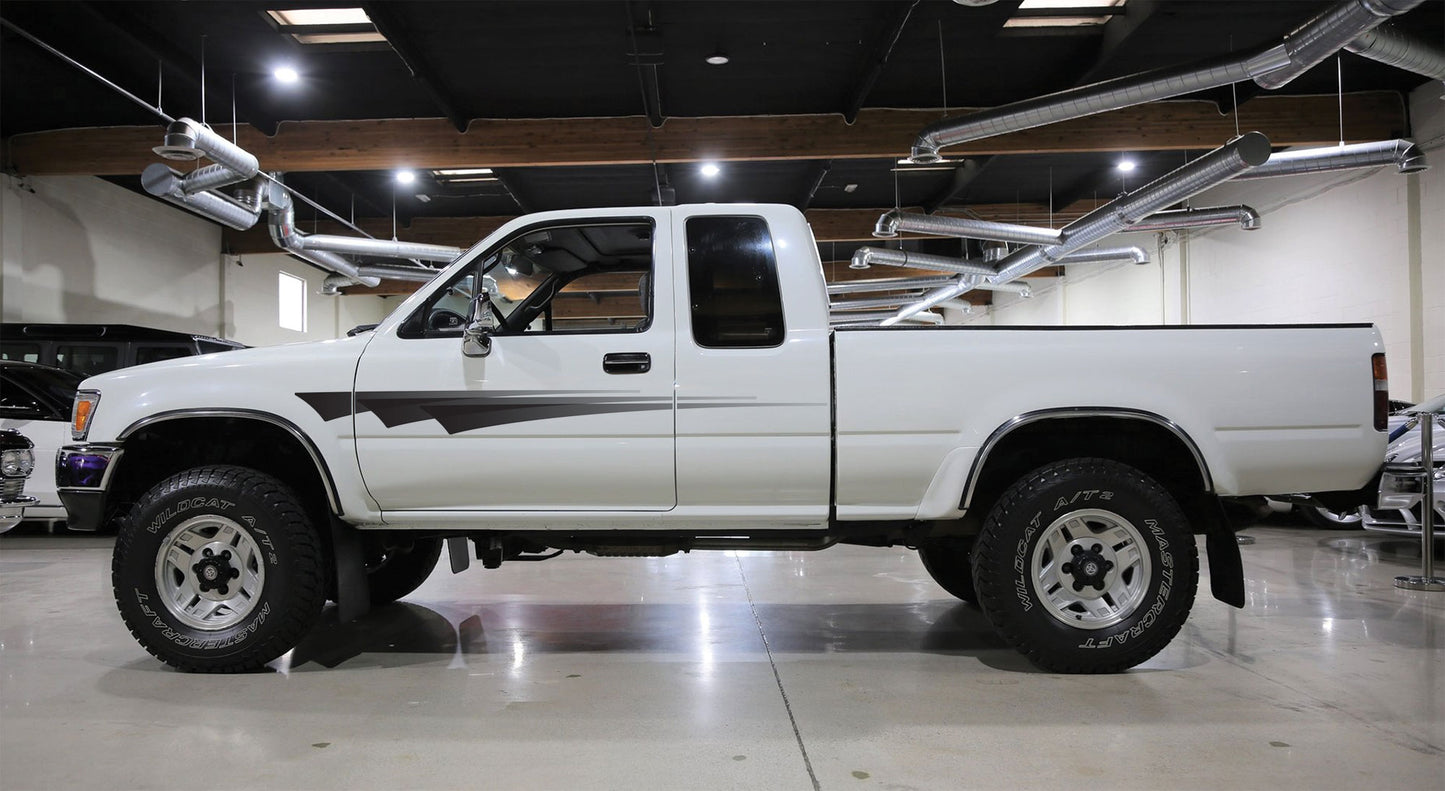 DUBBO BODY STRIPE KIT : TOYOTA HILUX (1988-1997)
